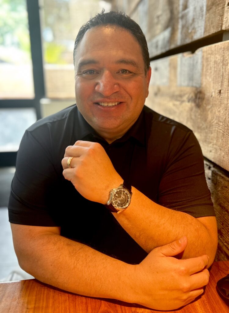 De frente, como cuando la charla es sincera y sin filtros.